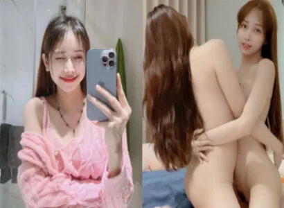 Lâm Thái Vy và người bạn gái thân móc bím trên chương trình phát trực tiếp